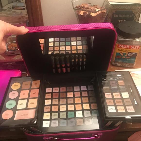 Cosmetics - Picture 3 of 8